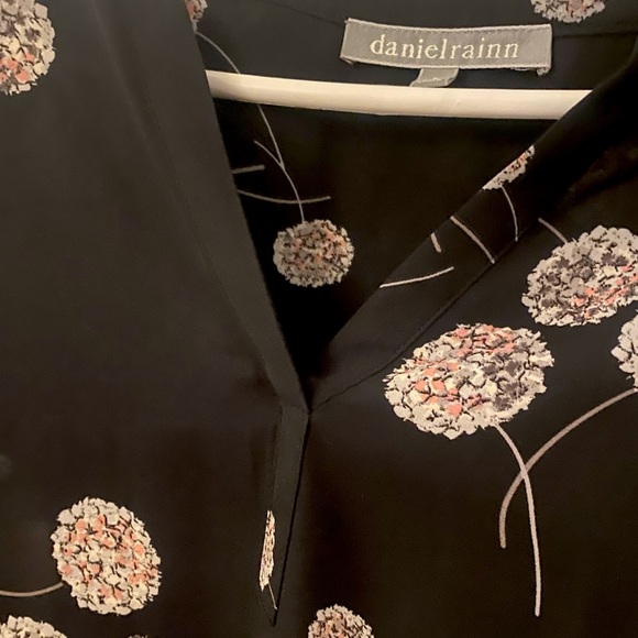 Blouse perfect for business casual. Looks great with jeans or slacks! EUC. - Picture 2 of 10